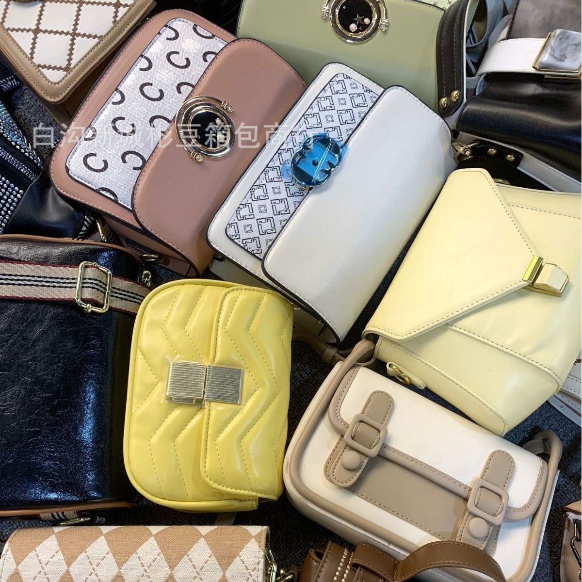 Lote de Carteras Pequeñas y Bolsos Cruzados en Tonos Pastel imagen 1