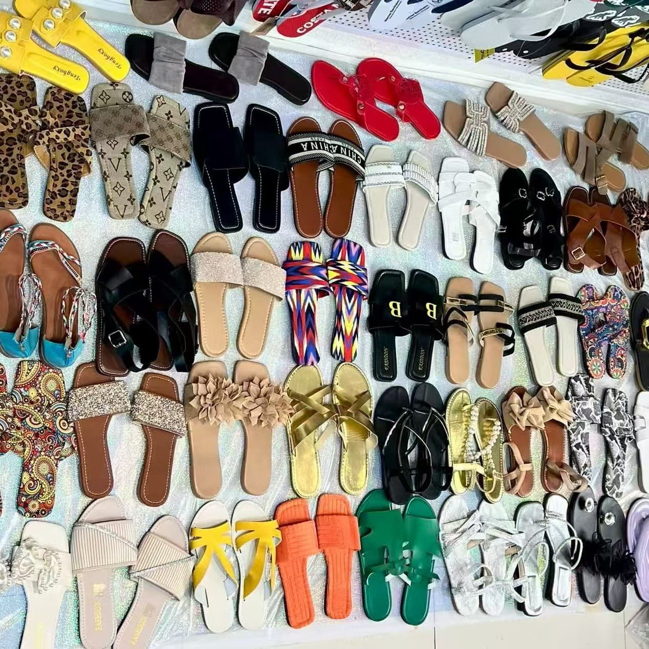 Moda transfronteriza Exportación Zapatillas planas Ropa exterior Sandalias de talla grande chanclas Más fácil de combinar Cuadros Lote de zapatillas más vendidas imagen 1